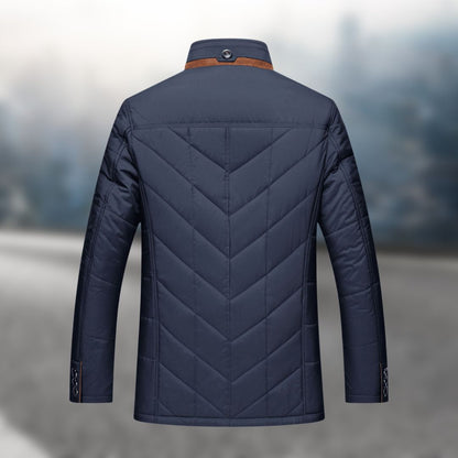 Dunkelblaue Herrenjacke, gesteppter Stoff, elegantes Design, Herbstmode, Rückansicht.