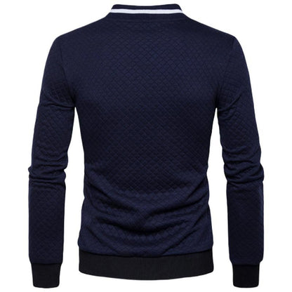 Dunkelblauer Herrenpullover, gesteppt, langärmelig, modisch, bequem, Freizeitkleidung.