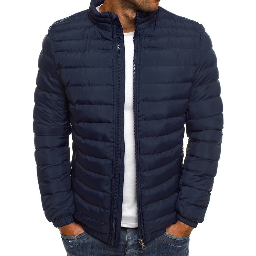 Dunkelblaue Herren-Daunenjacke, Stehkragen, Reißverschluss, modisch, warm, Winterbekleidung.