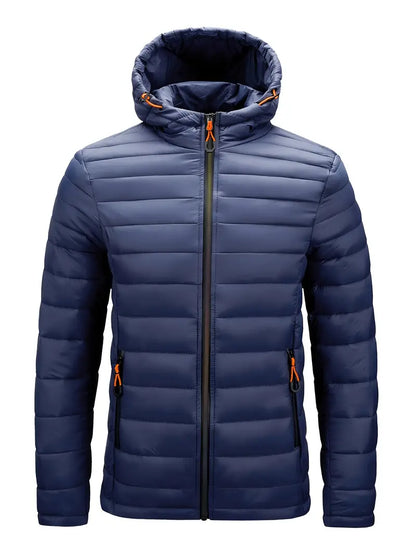 Dunkelblaue Steppjacke mit Kapuze, Reißverschluss und orangefarbenen Details für Herren.