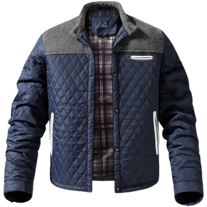 Dunkelblaue gesteppte Herrenjacke mit Karomuster, Knöpfen und Taschen, modisch und warm.