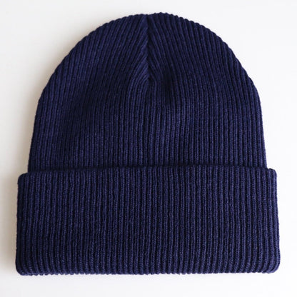 Dunkelblaue Strickmütze, Unisex, Wintermode, warme Beanie, geripptes Design, Accessoire.