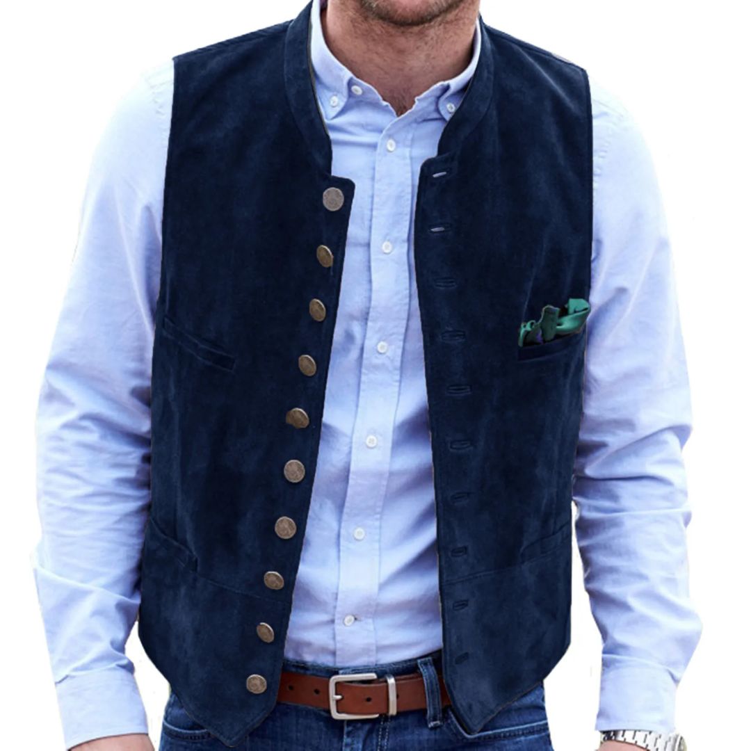 Mann in blauer Trachtenweste aus Wildleder, weißes Hemd, traditionelles bayerisches Outfit.