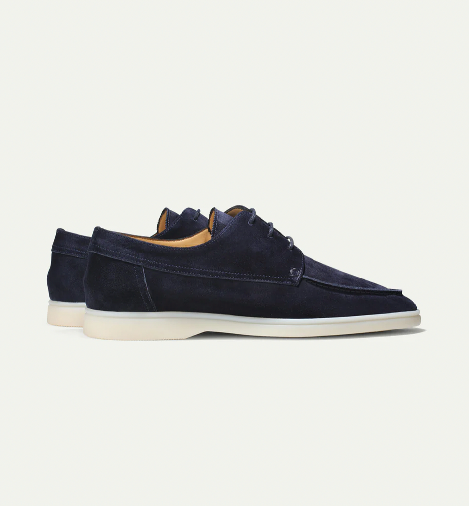 Dunkelblaue Wildleder-Herrenschuhe, Freizeitschuhe, weiße Sohle, elegantes Design.