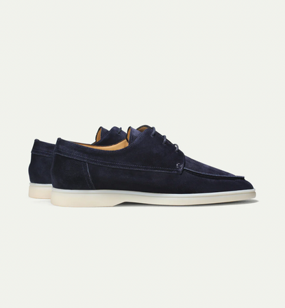 Dunkelblaue Wildleder-Herrenschuhe, Freizeitschuhe, weiße Sohle, elegantes Design.