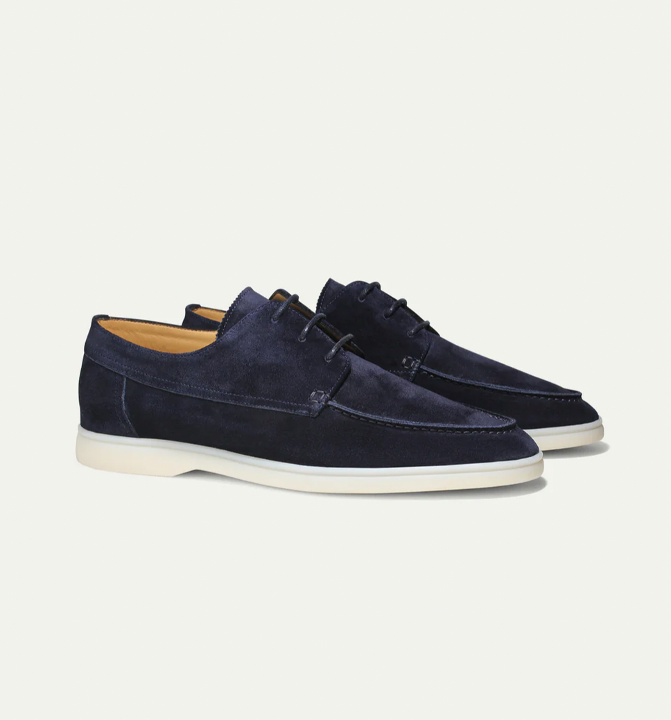 Dunkelblaue Wildleder-Herrenschuhe, elegante Freizeitschuhe mit weißer Sohle.