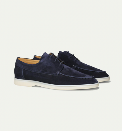 Dunkelblaue Wildleder-Herrenschuhe, elegante Freizeitschuhe mit weißer Sohle.