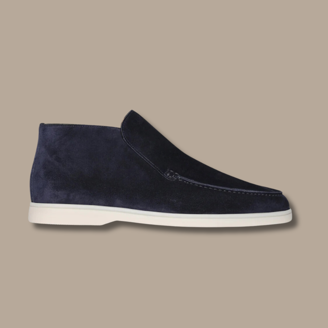Dunkelblauer Wildleder-Herrenschuh, eleganter Mokassin-Stil, weiße Sohle, seitliche Ansicht.