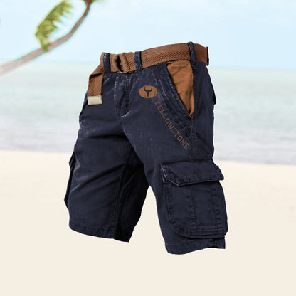 Schwarze Cargo-Shorts mit Gürtel, Baumwolle, Strandhintergrund, Herrenmode, Freizeitkleidung.