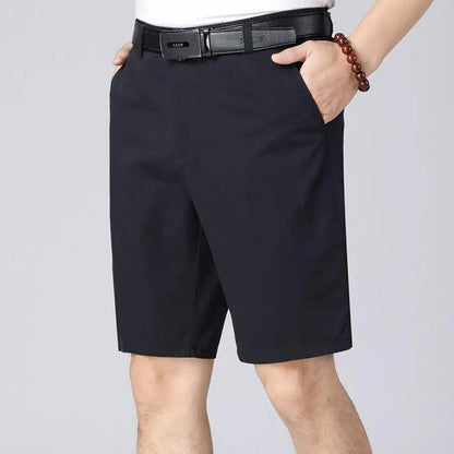 Dunkelblaue Herrenshorts, Baumwolle, knielang, mit Taschen, ideal für Sommermode.