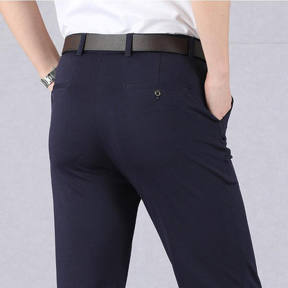 Dunkelblaue Herren-Stretchhose, elegant, mit schwarzem Gürtel, ideal für Business-Outfits.