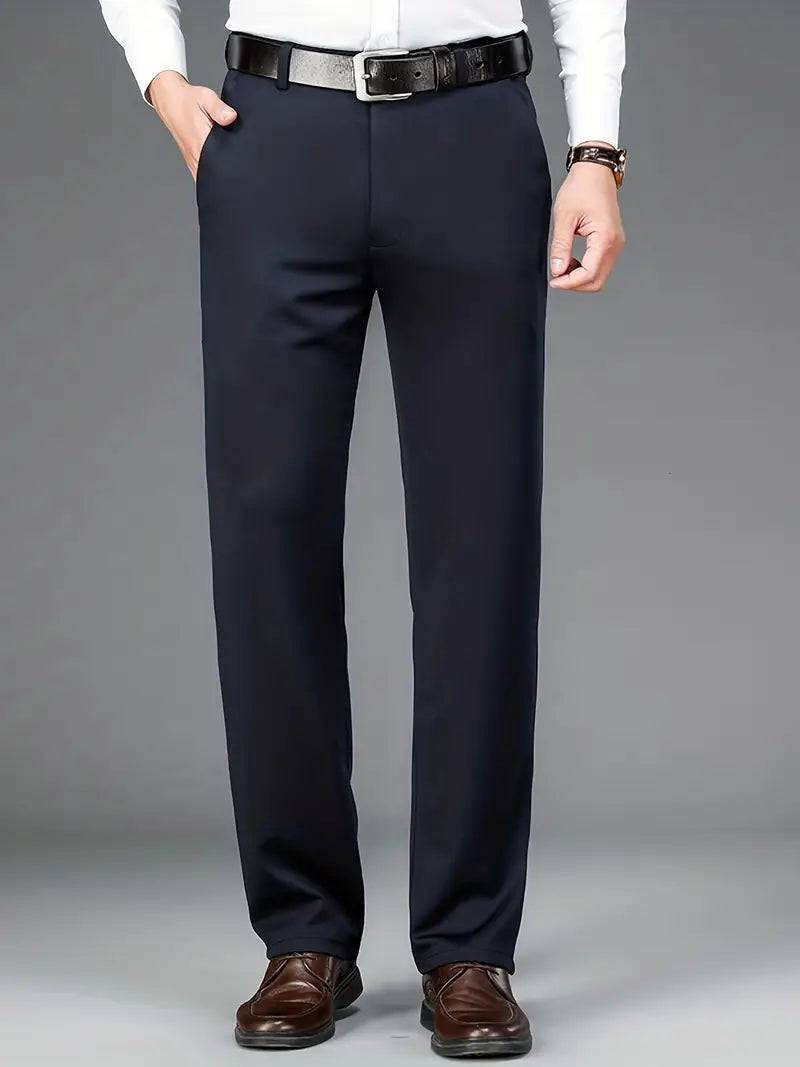 Dunkelblaue Herren-Anzughose, elegant, klassisch, mit Ledergürtel und braunen Lederschuhen.