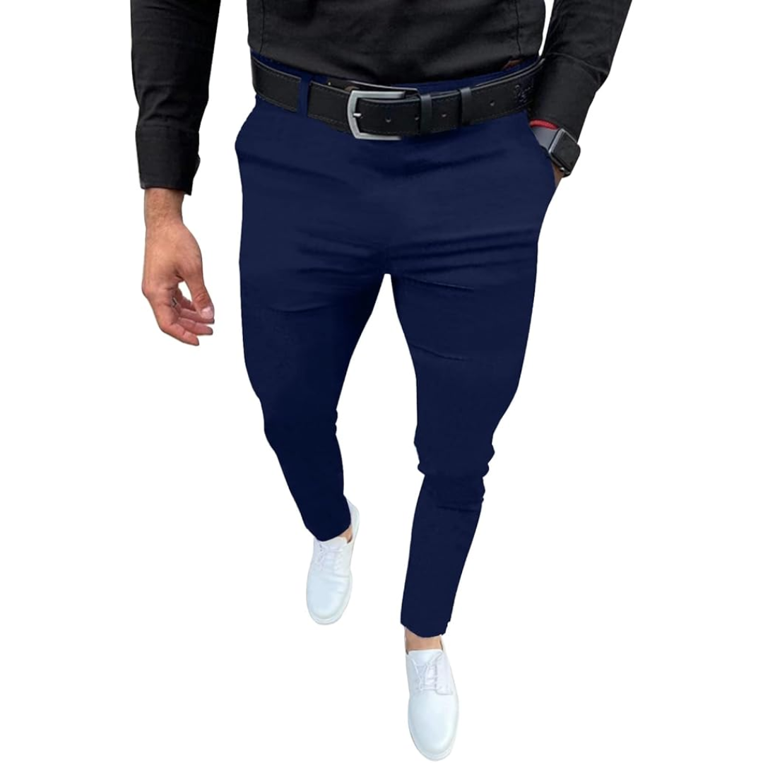 Mann in dunkelblauer Chinohose, schwarzem Hemd und weißen Sneakers, modisch, lässiger Stil.