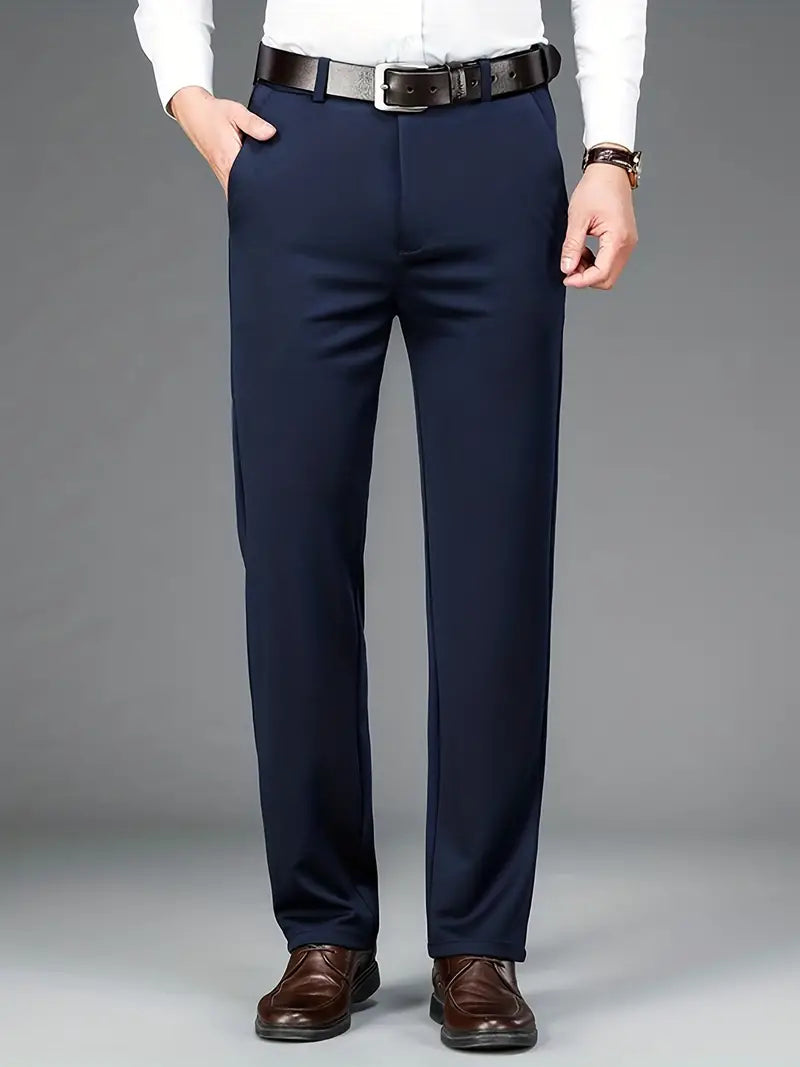 Dunkelblaue Herren-Anzughose, elegant, mit schwarzem Ledergürtel und braunen Lederschuhen.