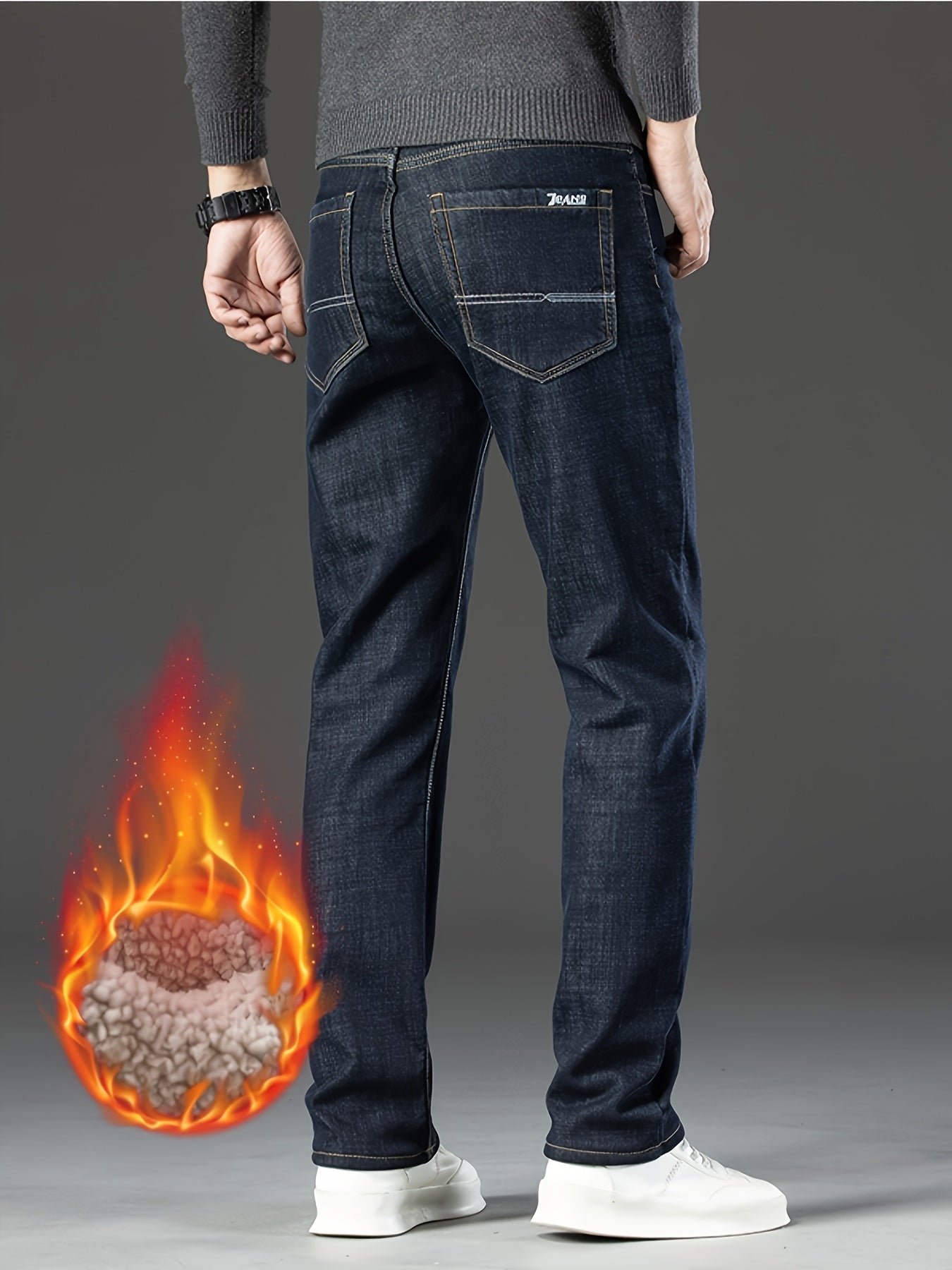 Mann in dunkelblauer Jeans, feuerfest, Rückansicht, grauer Pullover, weiße Sneaker.