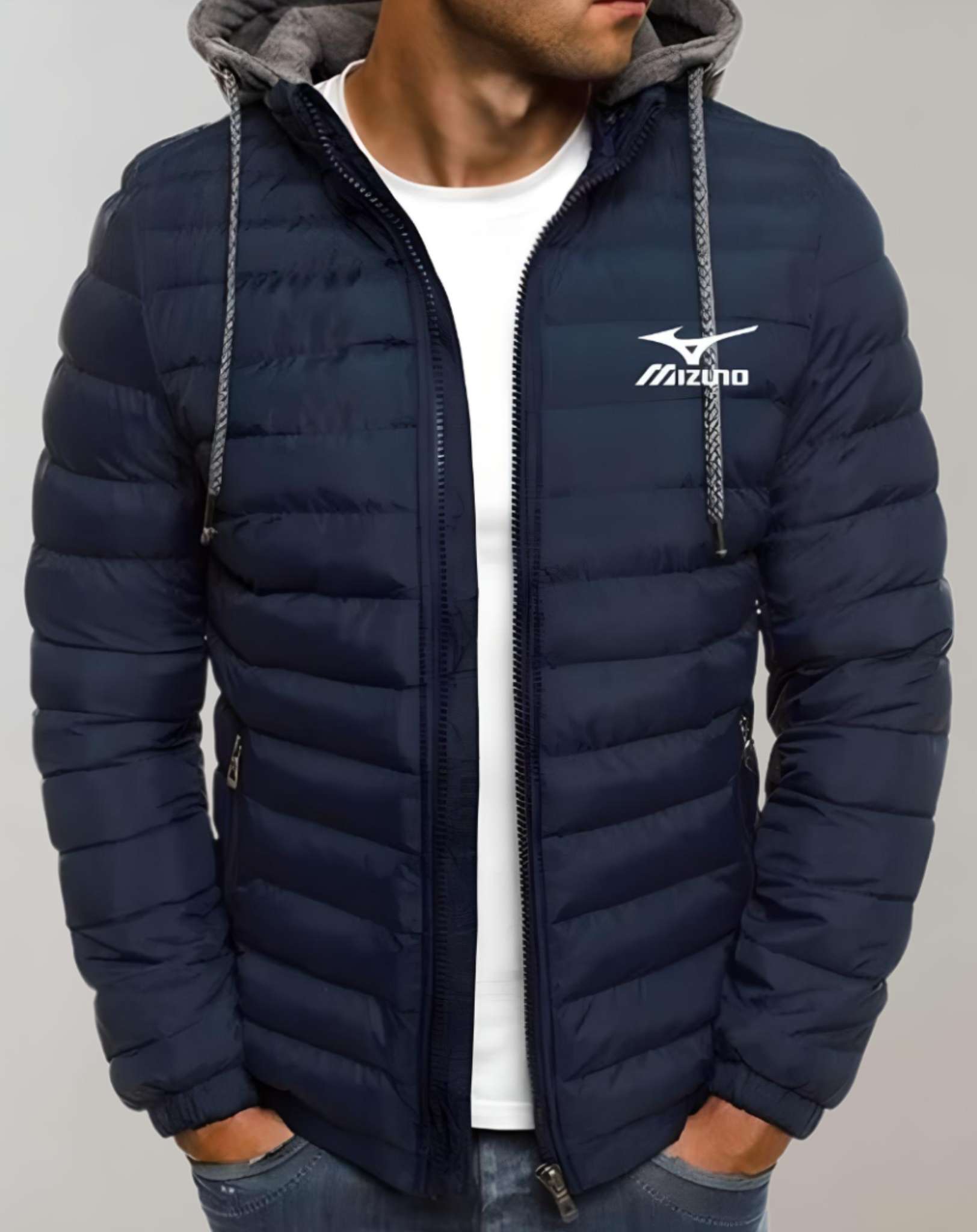 Mann in dunkelblauer Mizuno-Daunenjacke mit Kapuze, Reißverschluss und Logo, lässige Mode.