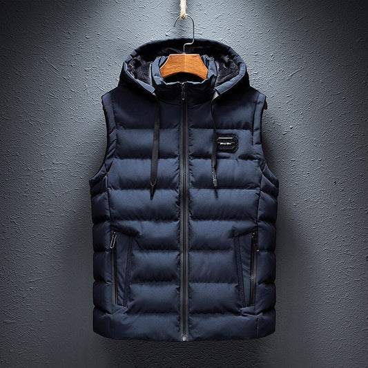 Dunkelblaue Daunenweste mit Kapuze, Reißverschlusstaschen, Herrenmode, Winterbekleidung.