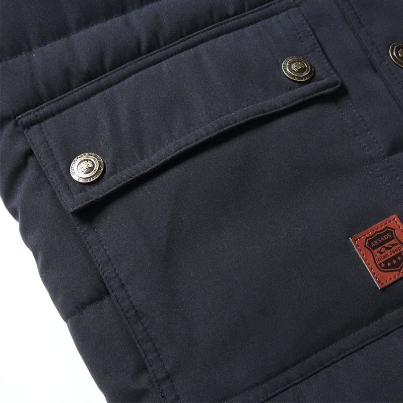 Dunkelblaue Daunenjacke mit Taschen, Knöpfen und Lederetikett, Wintermode, Herrenbekleidung.
