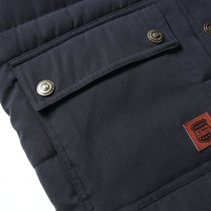 Dunkelblaue Daunenjacke mit Taschen, Knöpfen und Lederetikett, Wintermode, Herrenbekleidung.