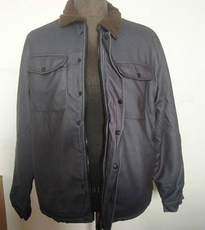 Dunkelblaue Herrenjacke mit braunem Kragen, Knopfleiste, Taschen, Wintermode, warm.