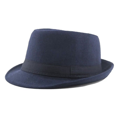 Dunkelblauer Filzhut, klassischer Fedora-Stil, elegantes Accessoire für Herrenmode.