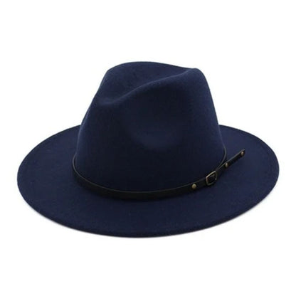 Dunkelblauer Fedora-Hut aus Filz mit schwarzem Lederriemen, stilvoll und elegant.