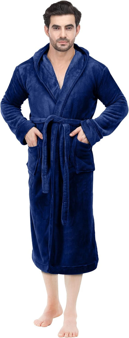 Mann im blauen Fleece-Bademantel mit Kapuze und Taschen, gemütlich, warm, Herrenmode.