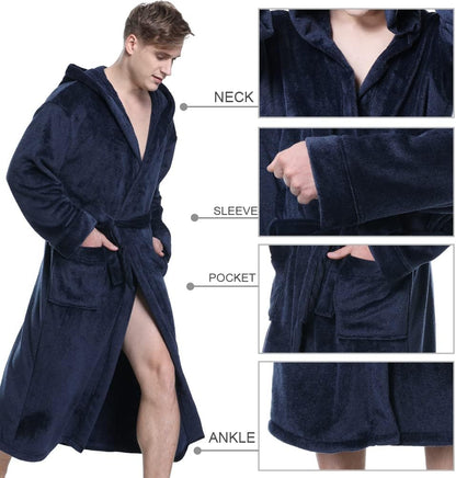 Mann im dunkelblauen Fleece-Bademantel mit Kapuze, Gürtel und Taschen.