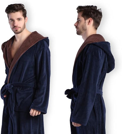 Mann im blauen Bademantel mit Kapuze, braunem Innenfutter, aus Fleece, Vorder- und Seitenansicht.