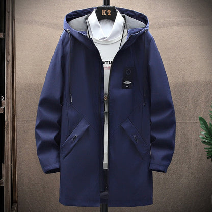 Dunkelblaue Herrenjacke mit Kapuze, Reißverschluss, lässiger Stil, ideal für Herbstmode.