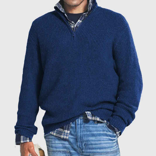 Dunkelblauer Herrenpullover mit Reißverschluss, Strick, lässig, über kariertem Hemd getragen.