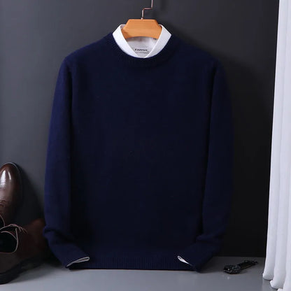 Dunkelblauer Herrenpullover aus Wolle, elegant, warm, ideal für Herbstmode.