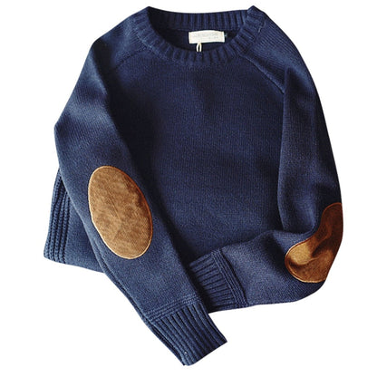 Dunkelblauer Pullover mit braunen Ellbogen-Patches, Strick, Herrenmode, Winterkleidung.