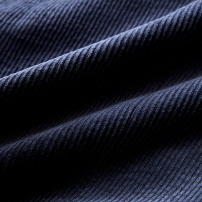Dunkelblauer Cordstoff, Nahaufnahme, Textur, hochwertiges Material für Bekleidung und Polster.