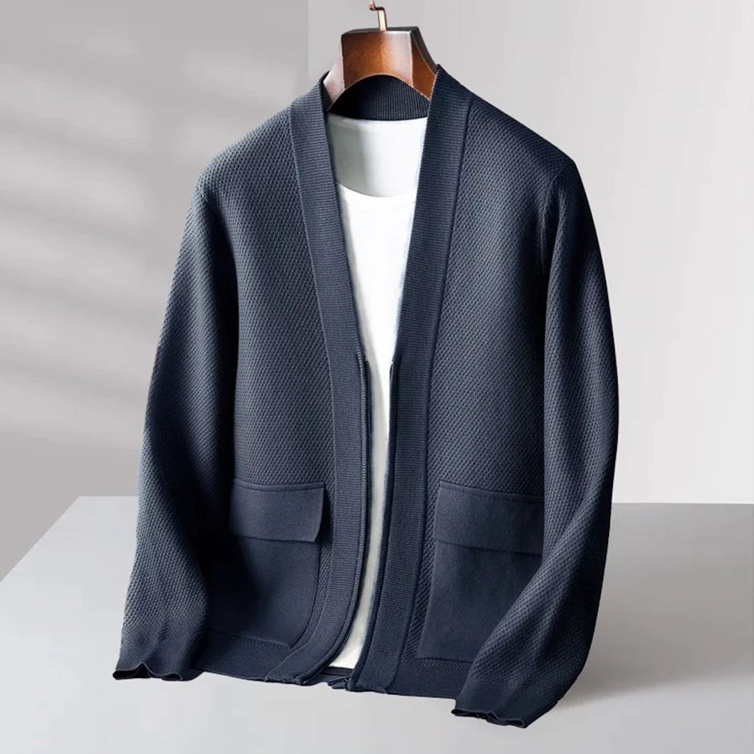 Dunkelblauer Strick-Cardigan für Herren, lässig, mit Taschen, aus Baumwolle, auf Kleiderbügel.