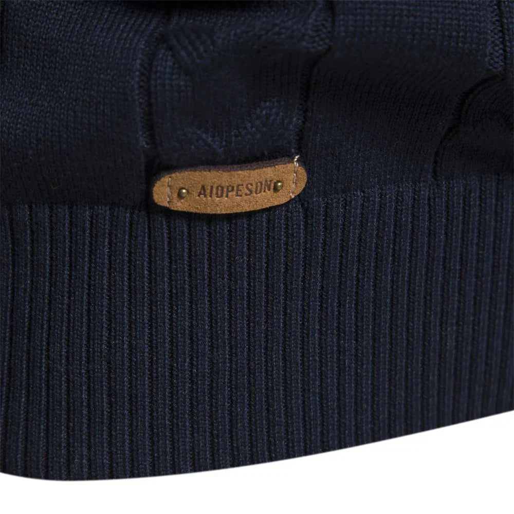 Dunkelblauer Herrenpullover aus Baumwolle mit Reißverschluss und ethnischen Mustern.
