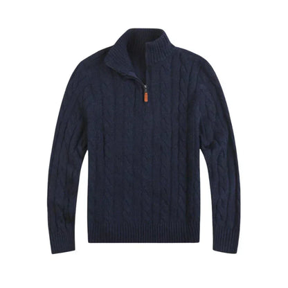Dunkelblauer Herren-Strickpullover mit Zopfmuster und Reißverschluss, warm und stilvoll.