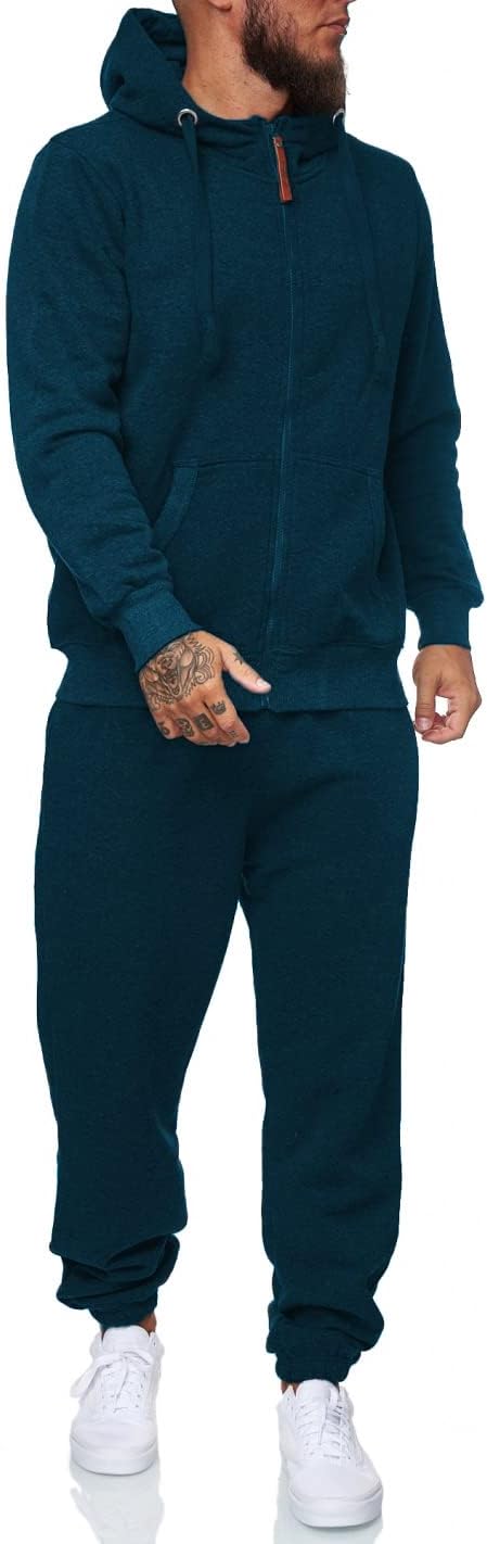 Mann in dunkelblauem Kapuzen-Sweatshirt und Jogginghose, weiße Sneaker, Freizeitmode.