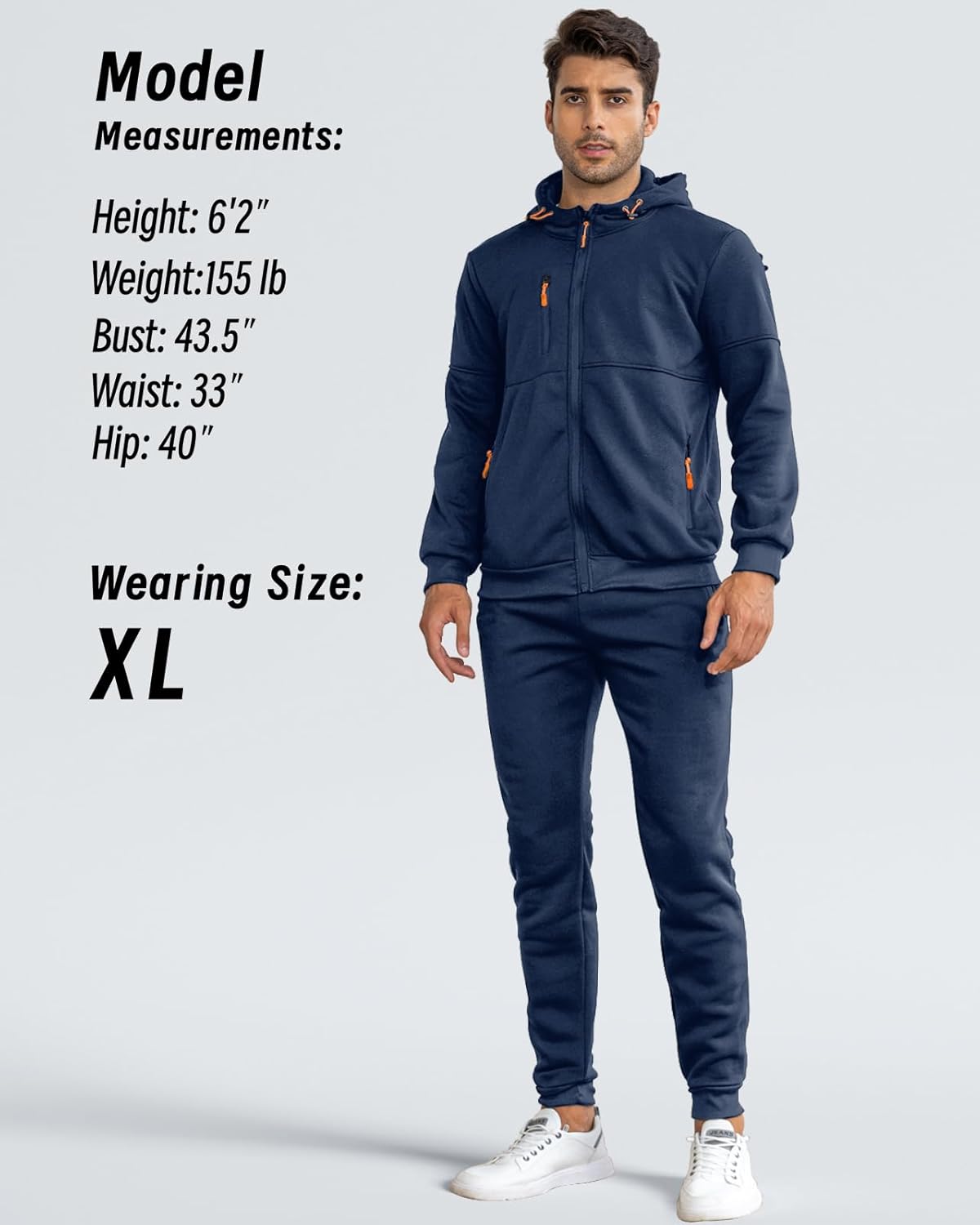 Mann in dunkelblauem Trainingsanzug mit Kapuze, Reißverschluss, orange Details, Größe XL.
