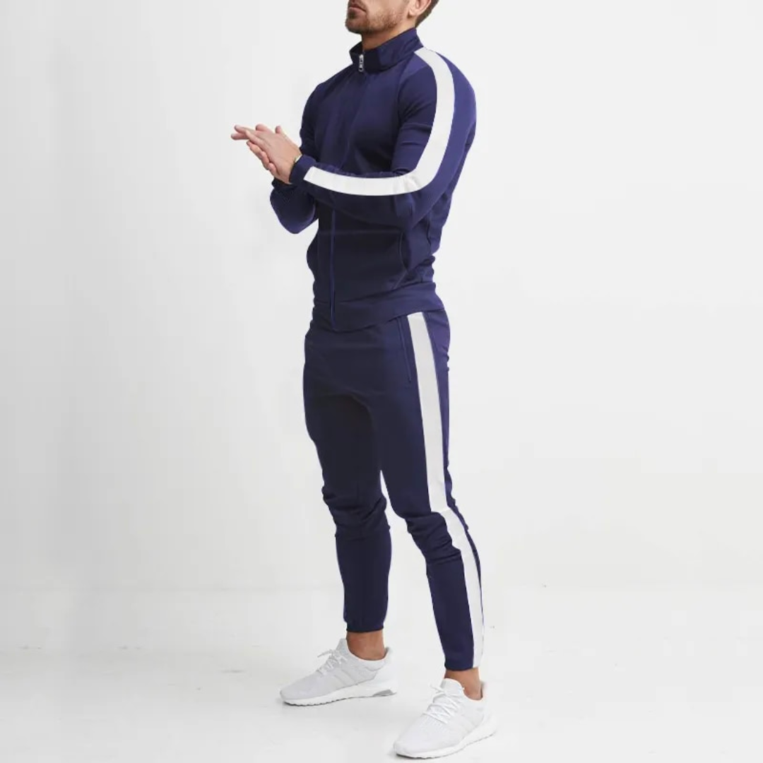 Mann in dunkelblauem Trainingsanzug mit weißen Streifen, sportlich, modern, Fitnessmode.