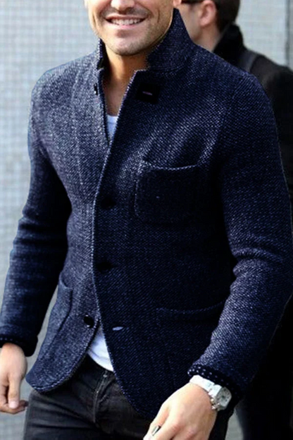 Mann in dunkelblauem Tweed-Blazer, modisch, elegant, Herrenmode, Freizeitkleidung.