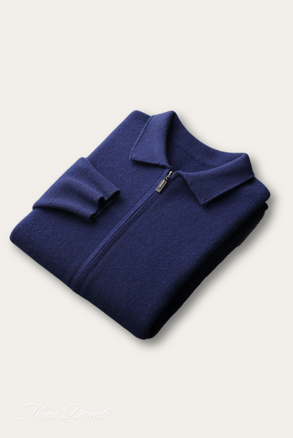 Dunkelblauer Kaschmirpullover mit Reißverschluss, gefaltet, luxuriöse Herrenmode.