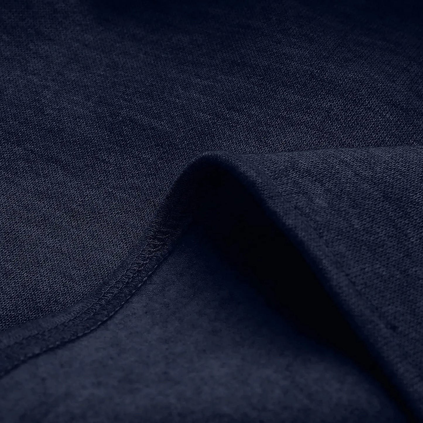 Dunkelblauer Baumwollstoff, Nahaufnahme, weiche Textur, ideal für Bekleidung und Heimtextilien.