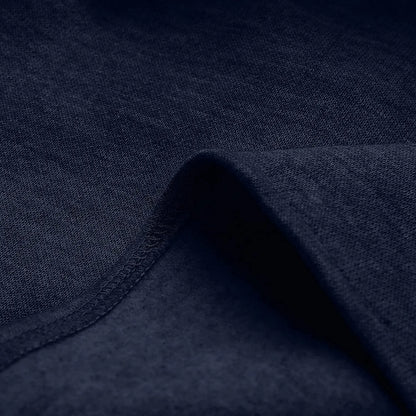 Dunkelblauer Baumwollstoff, Nahaufnahme, weiche Textur, ideal für Bekleidung und Heimtextilien.