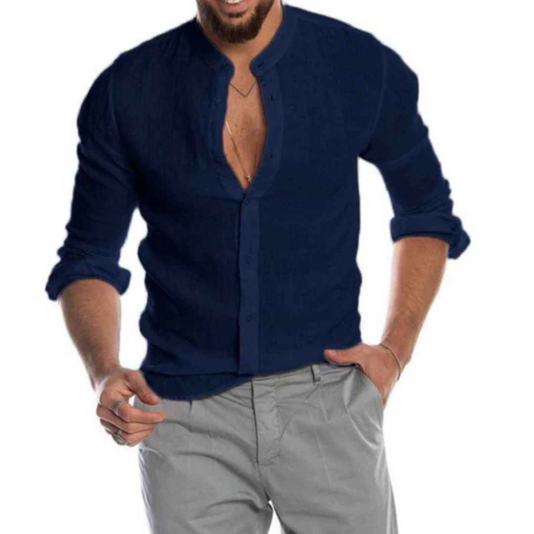 Mann in dunkelblauem Leinenhemd mit Stehkragen und grauer Hose, lässiger Herrenmode-Look.