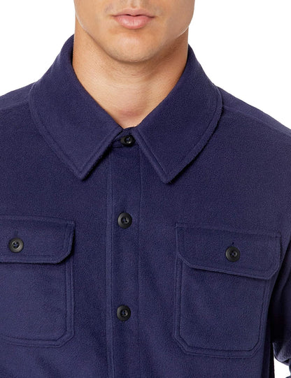 Dunkelblaues Herrenhemd aus Fleece mit Knopfleiste und Brusttaschen.