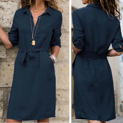 Dunkelblaues Hemdkleid, knielang, mit Gürtel, aus Baumwolle, für Damen, lässig-elegant.