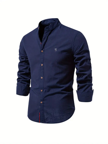 Dunkelblaues Herrenhemd, Stehkragen, Knopfleiste, Baumwolle, elegantes Design, Freizeitmode.