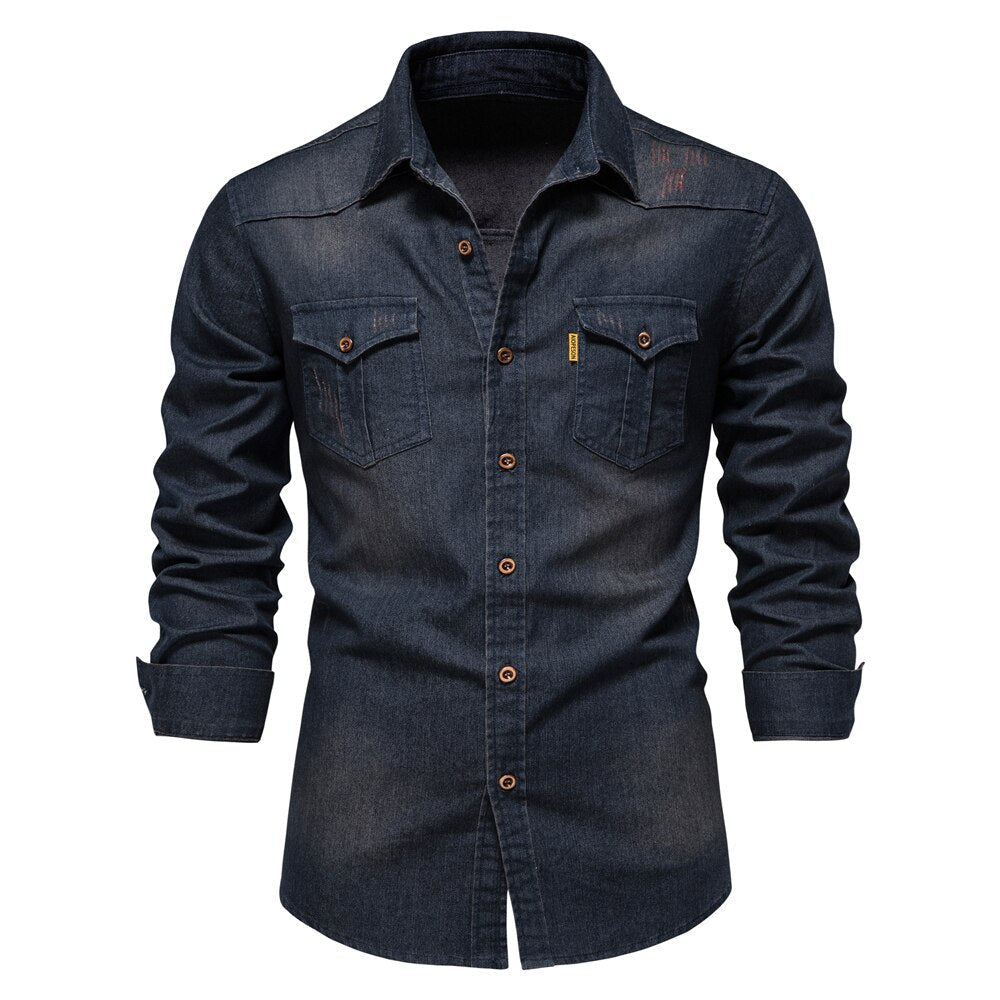 Dunkelblaues Jeanshemd für Herren, langärmelig, mit Knopfleiste und Brusttaschen.