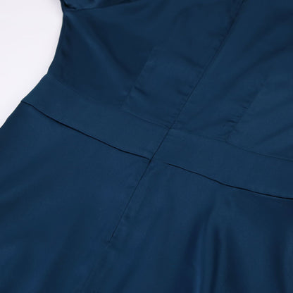 Dunkelblaues Kleid aus Satin, elegantes Design, Nahaufnahme, hochwertige Damenmode.